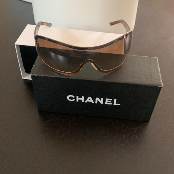 Authentic Vintage Chanel Quilted Tortoise Shell Wrap Shield Sunglasses main image 7
